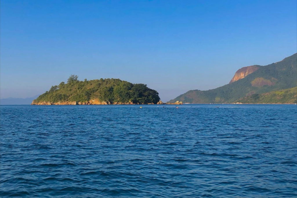 Enseada da Cajaíba; Ilha Itaoca e Pedra das Araras ao fundo.